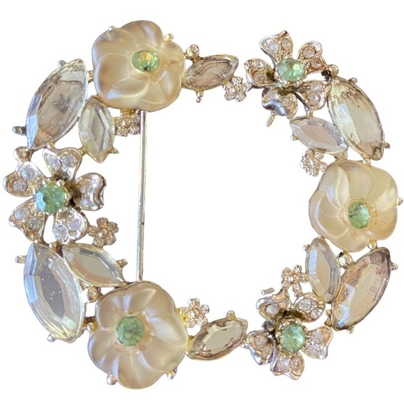 Jewelry - vintage mid century floral wreath brooch